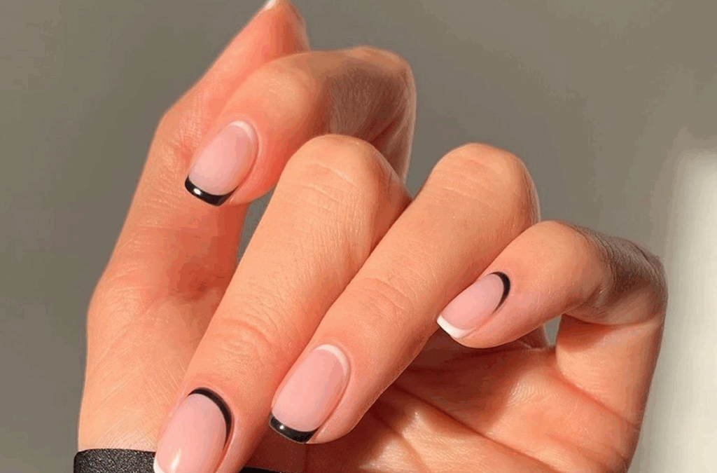 Schwarze-French-Nägel französisches Nageldesign
